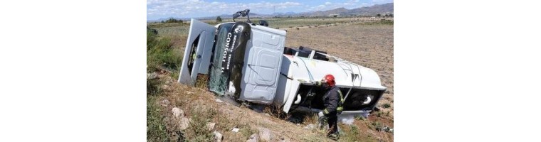 Activan la alerta por el vuelco de un camión con 5.000 litros de gasóleo en Aguaderas