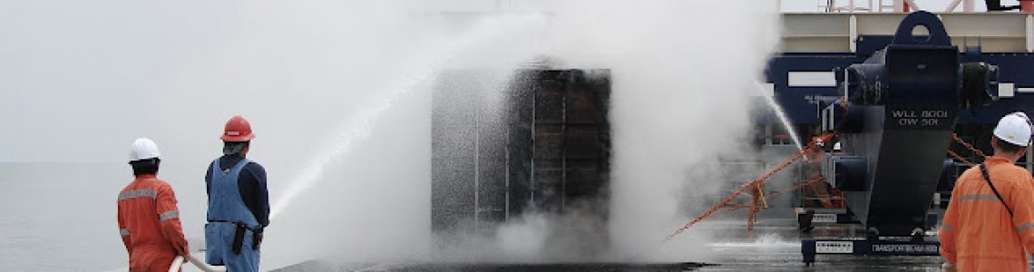 Un choque de dos camiones causa un derrame de material inflamable