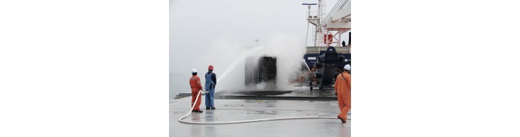 Un choque de dos camiones causa un derrame de material inflamable